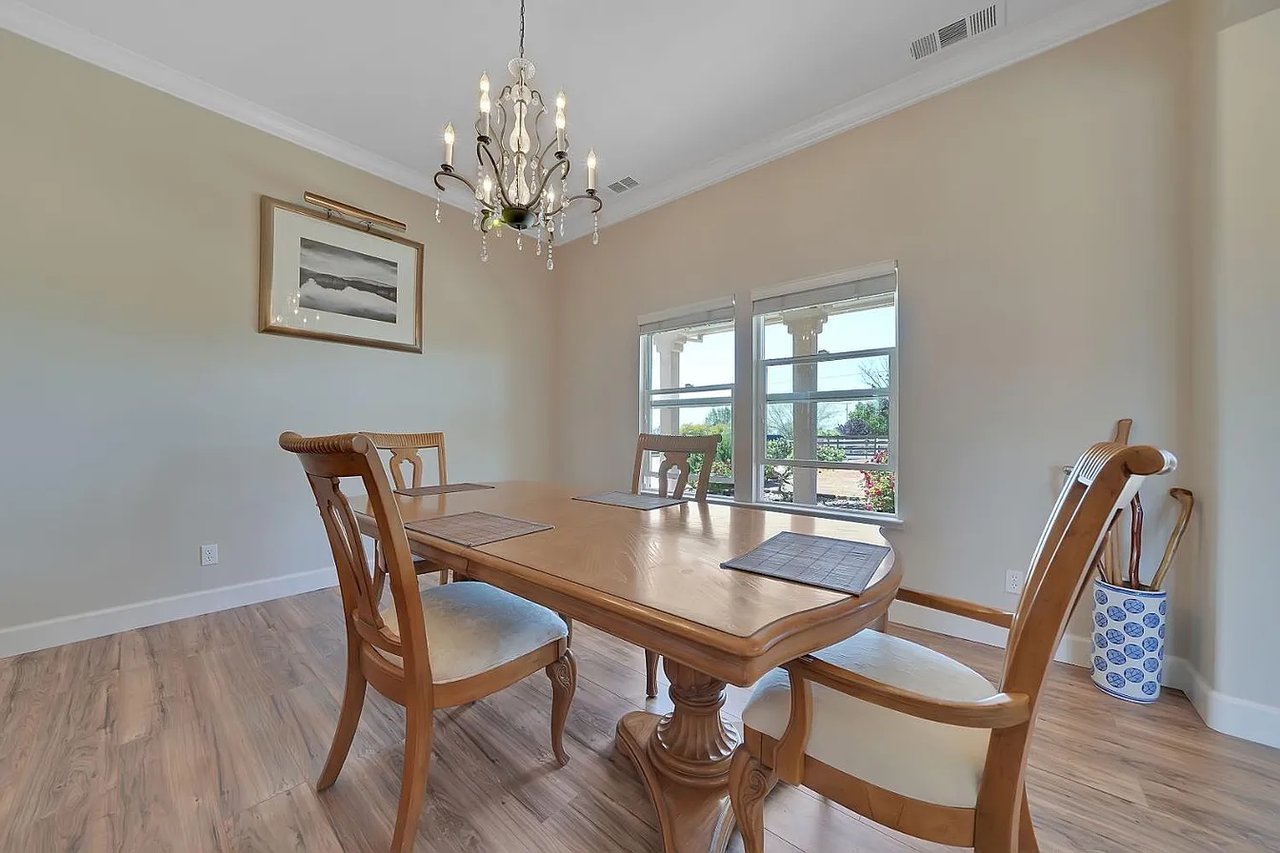 3221 Crestview Dr