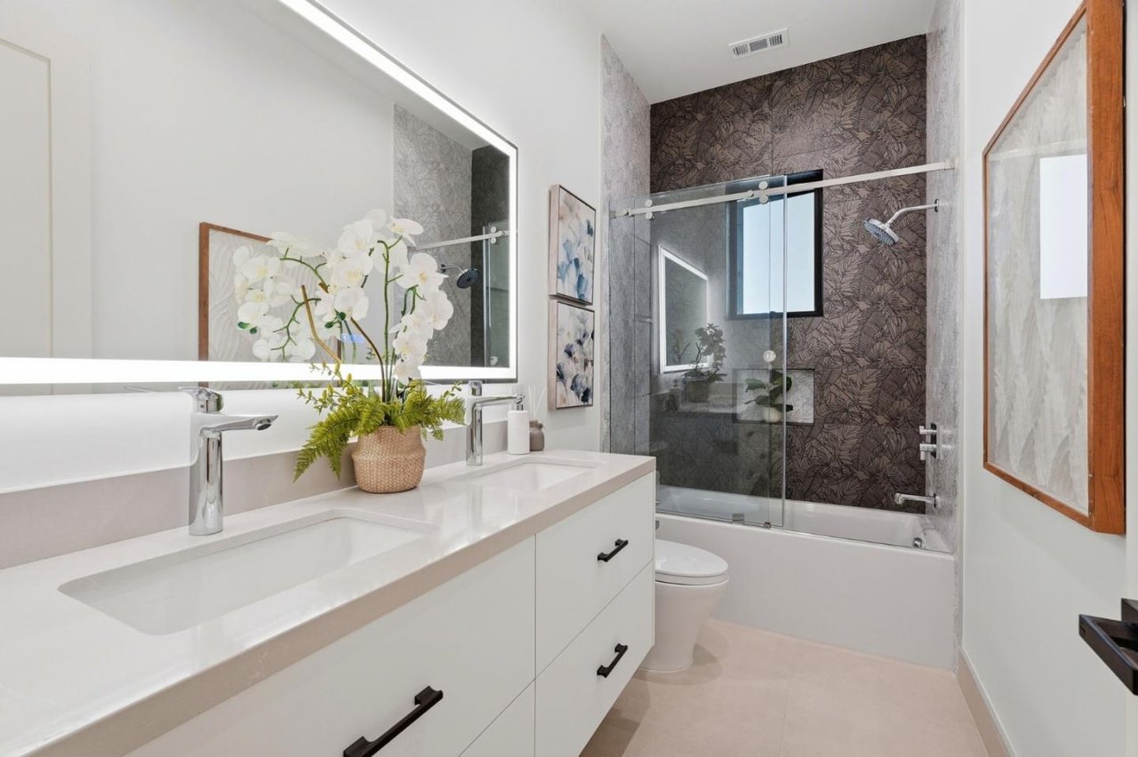 1084 Moffett Circle, Palo Alto, California 94303
