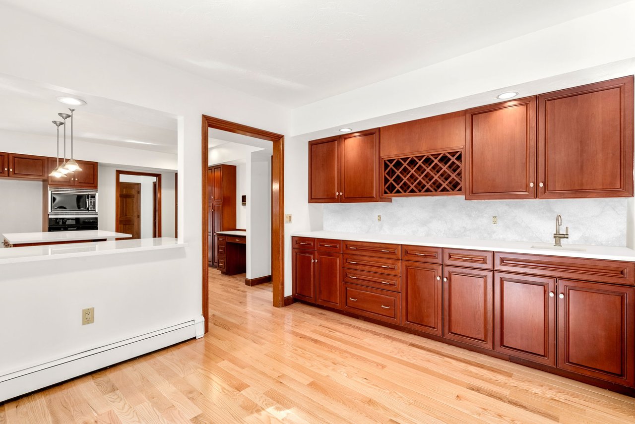 4 Leslie Rd
