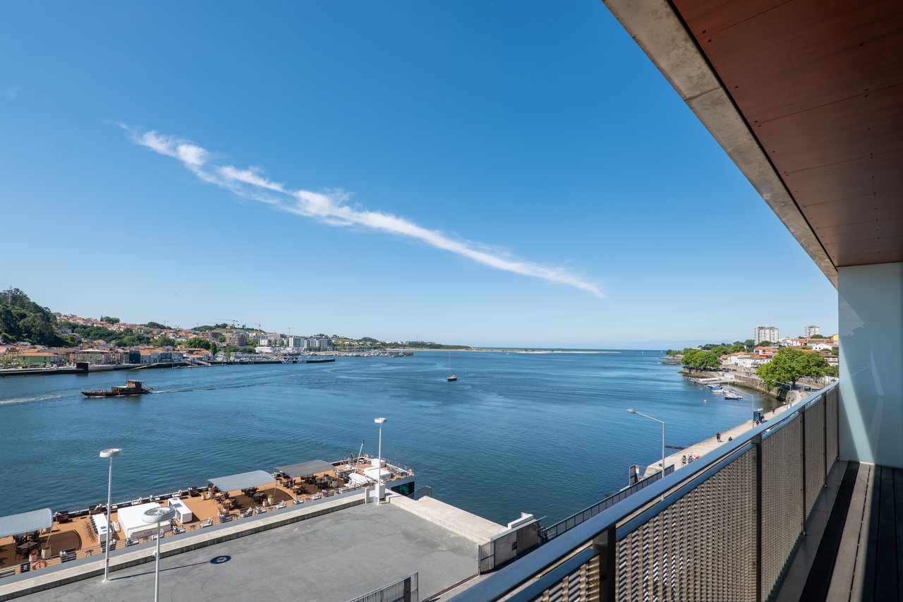 Sophisticated Three-Bedroom Apartment in Porto