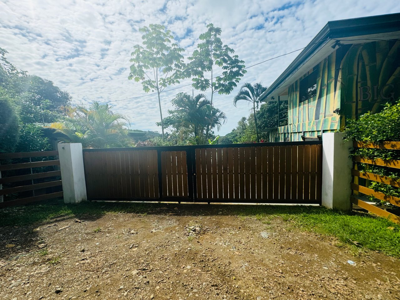 Downtown Uvita Commercial Room Rentals with Restaurant