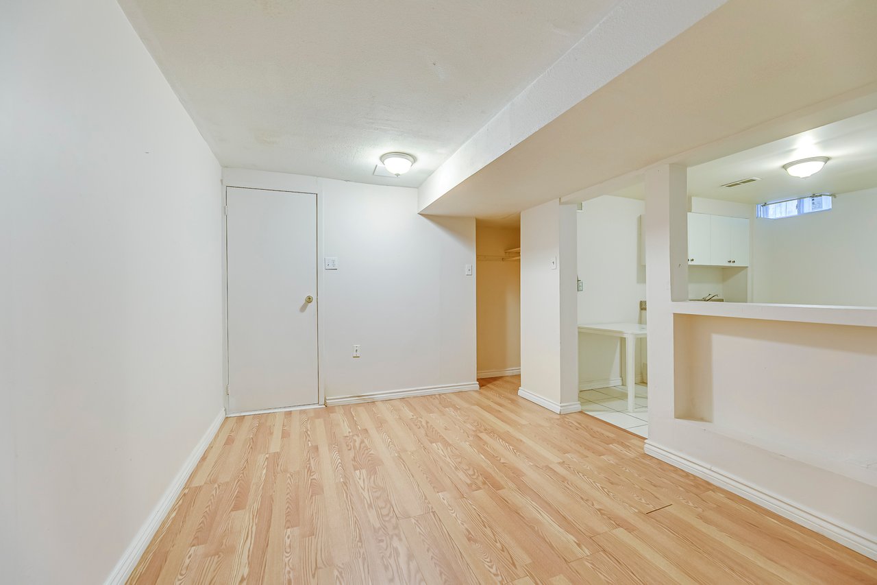 3042 Patrick Cres