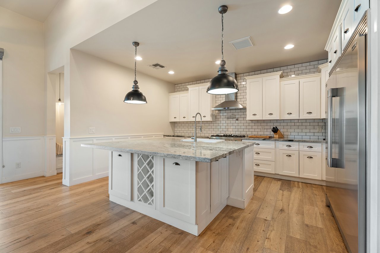 3838 E DEVONSHIRE Avenue