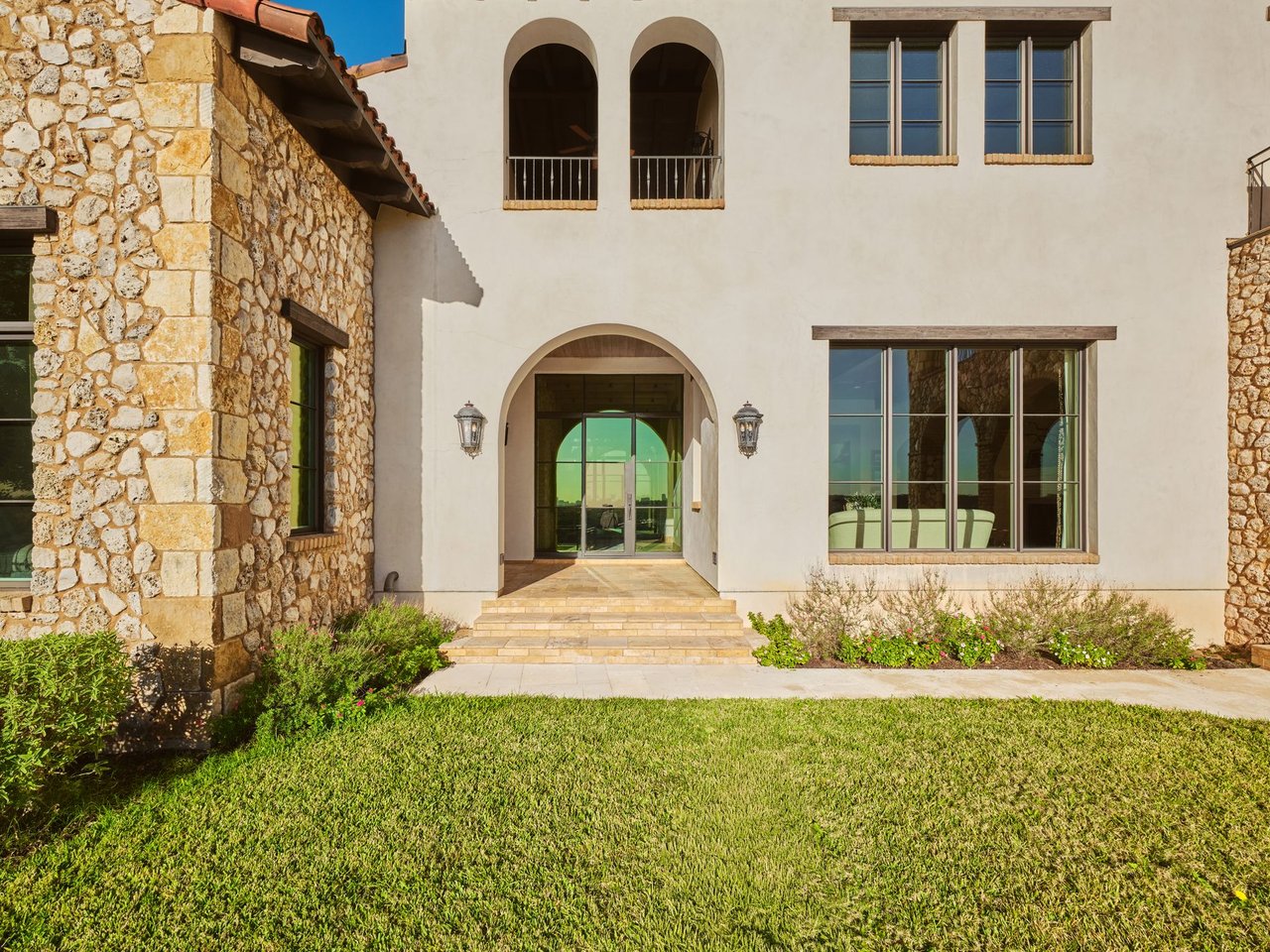 LAKESHORE HORIZON: WATERFRONT VILLA WITH LAKE & CITY VIEWS