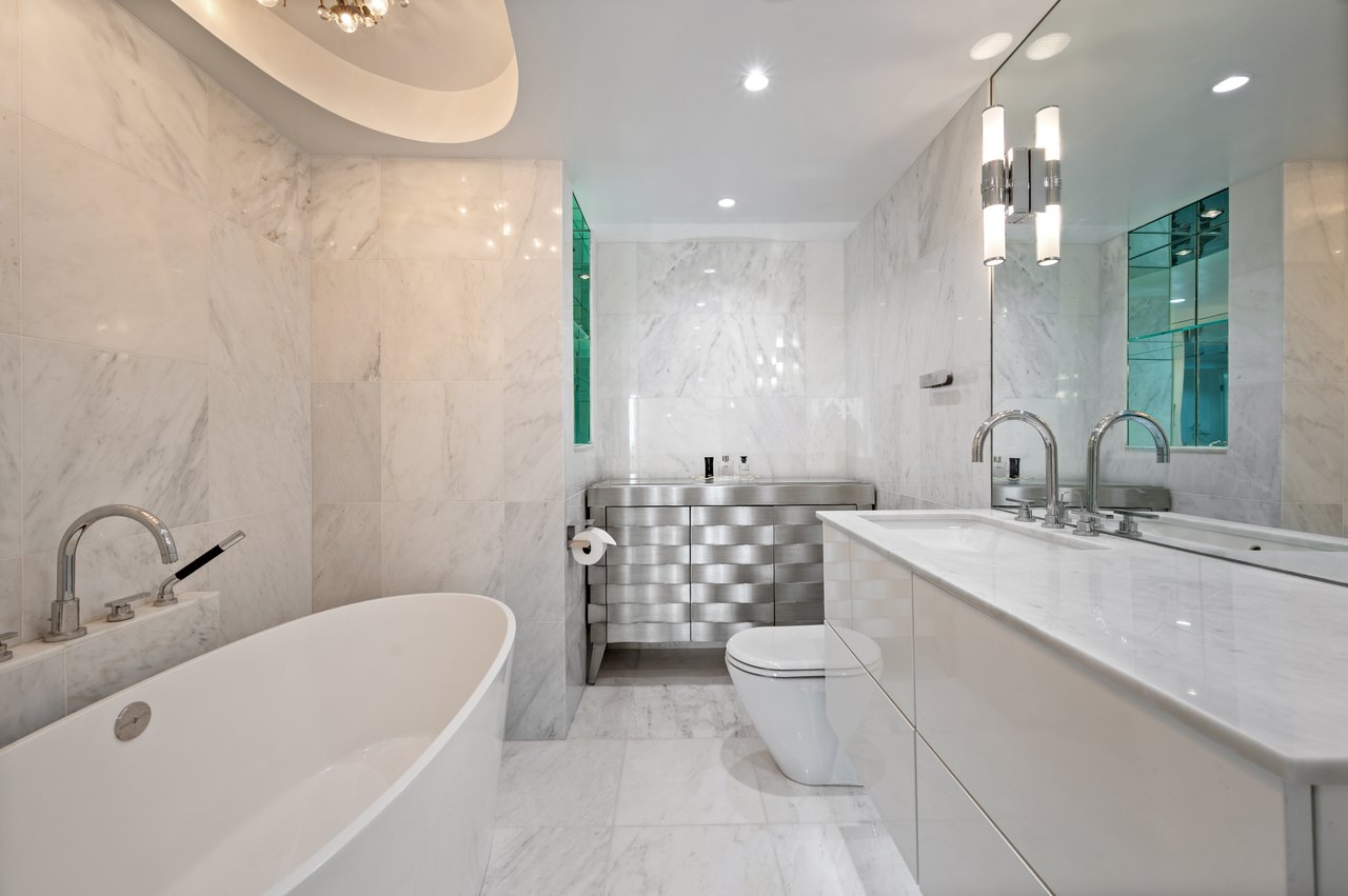 950 N Michigan Ave #2704