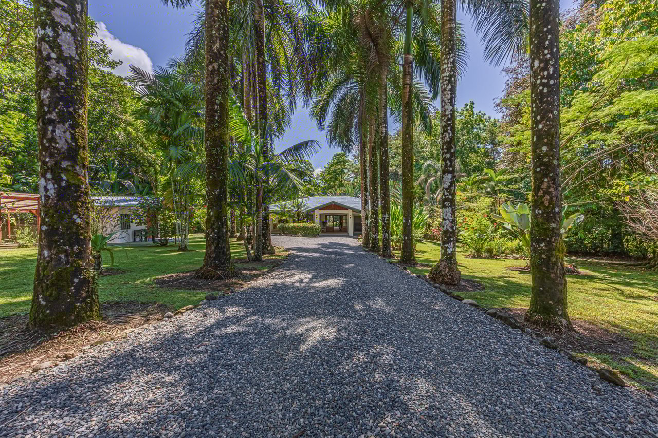  Luxury Homestead  Conveniently Located