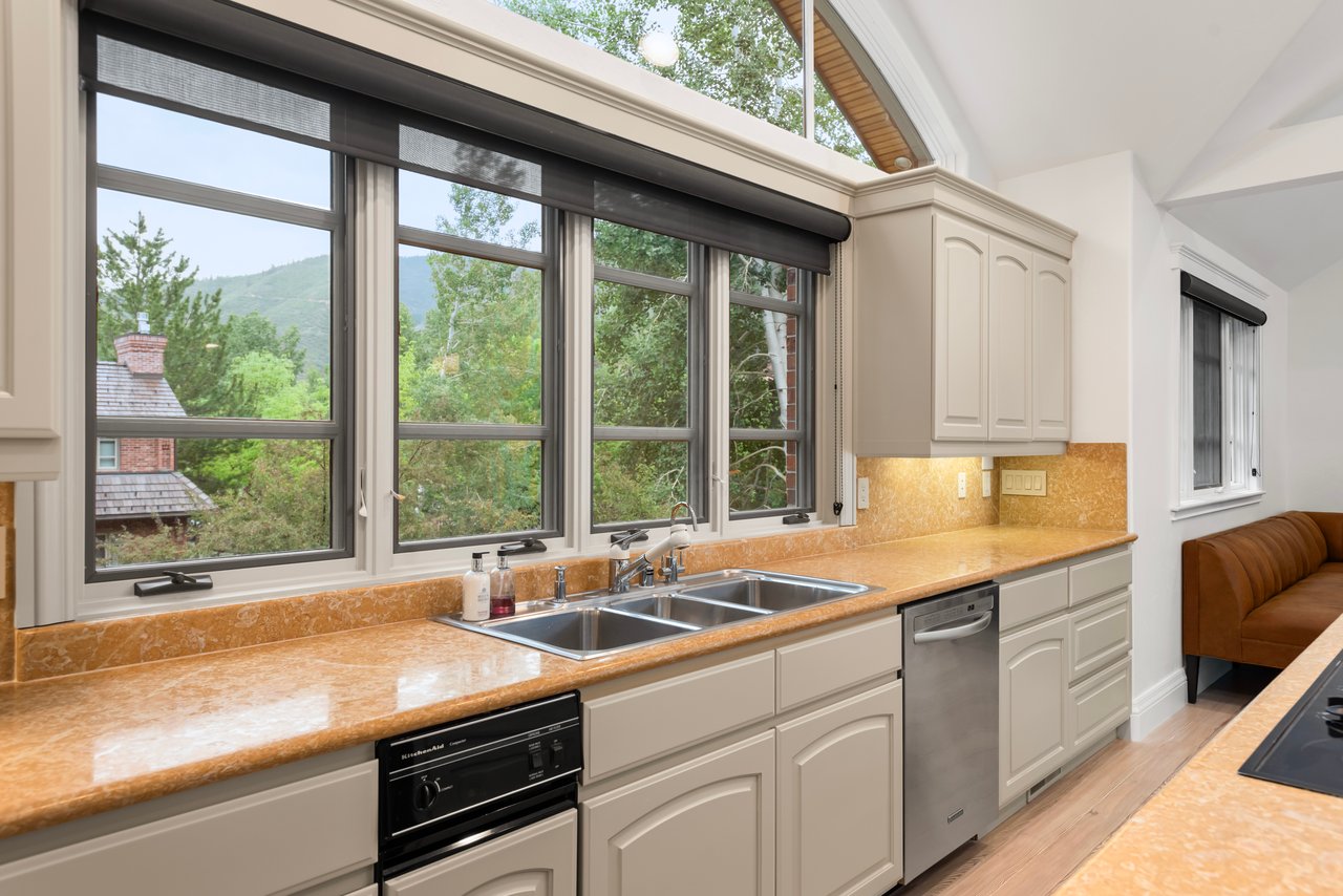 Beautiful Mountain Contemporary Townhome in Aspen Central Core