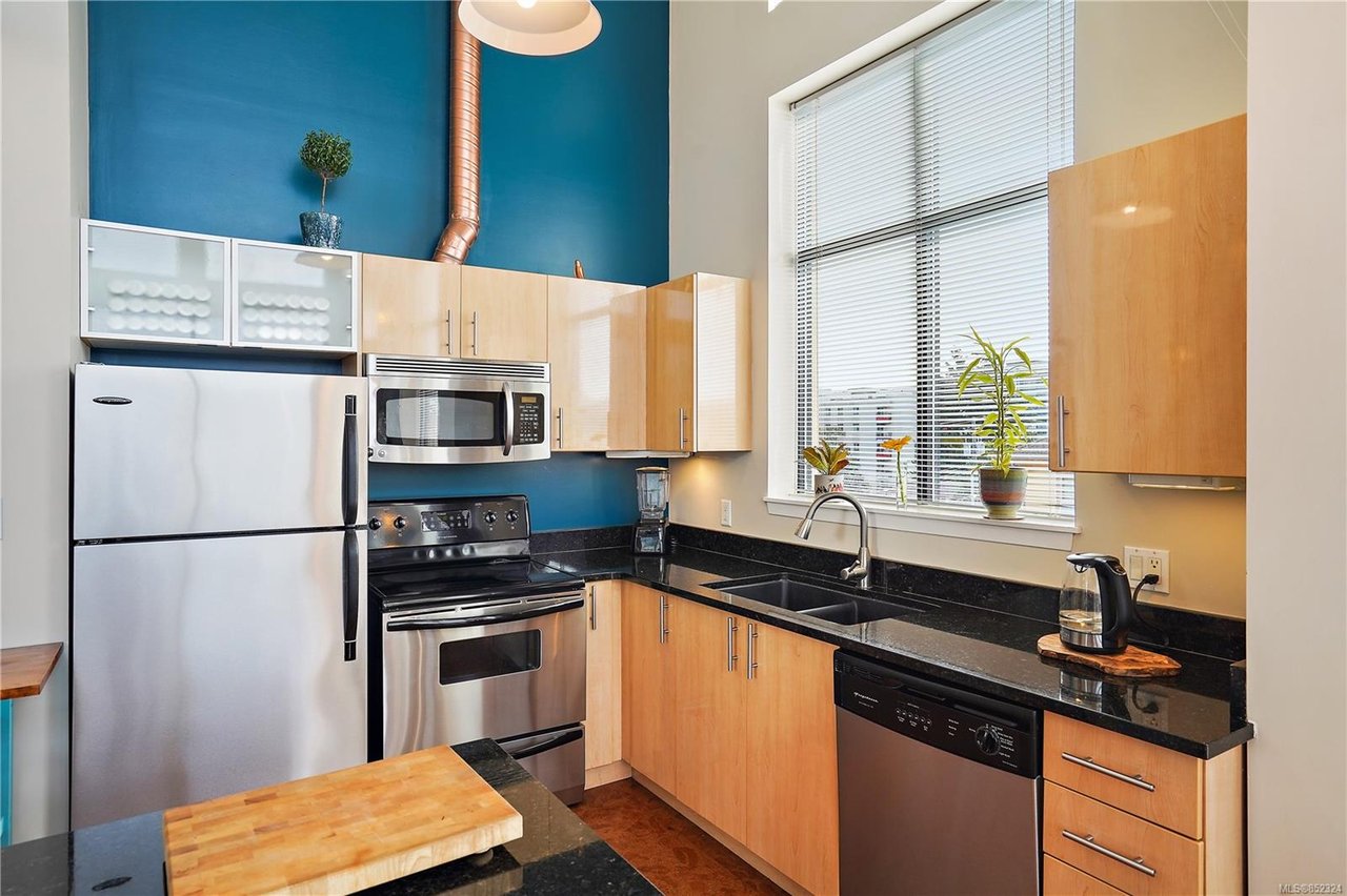 403-829 Goldstream Ave