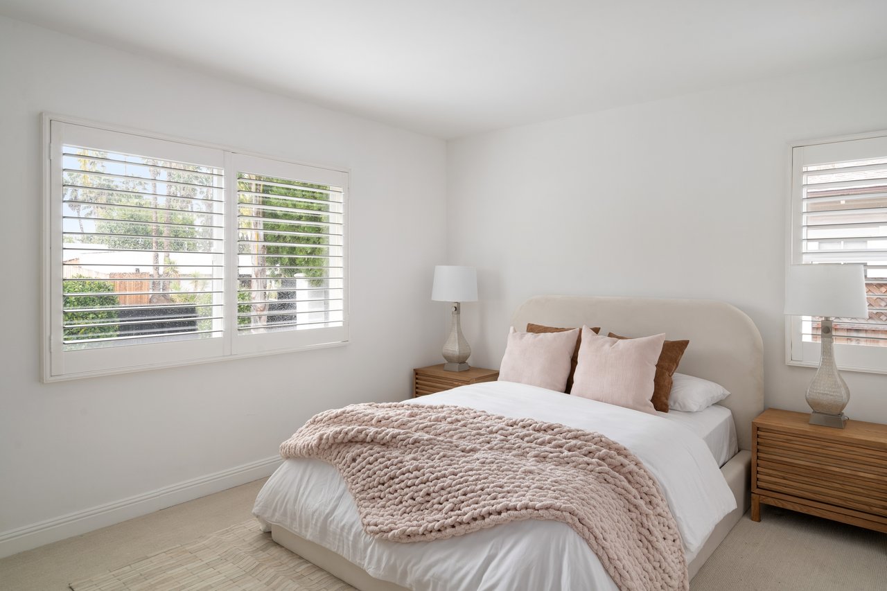 20212 Oxnard St, Woodland Hills