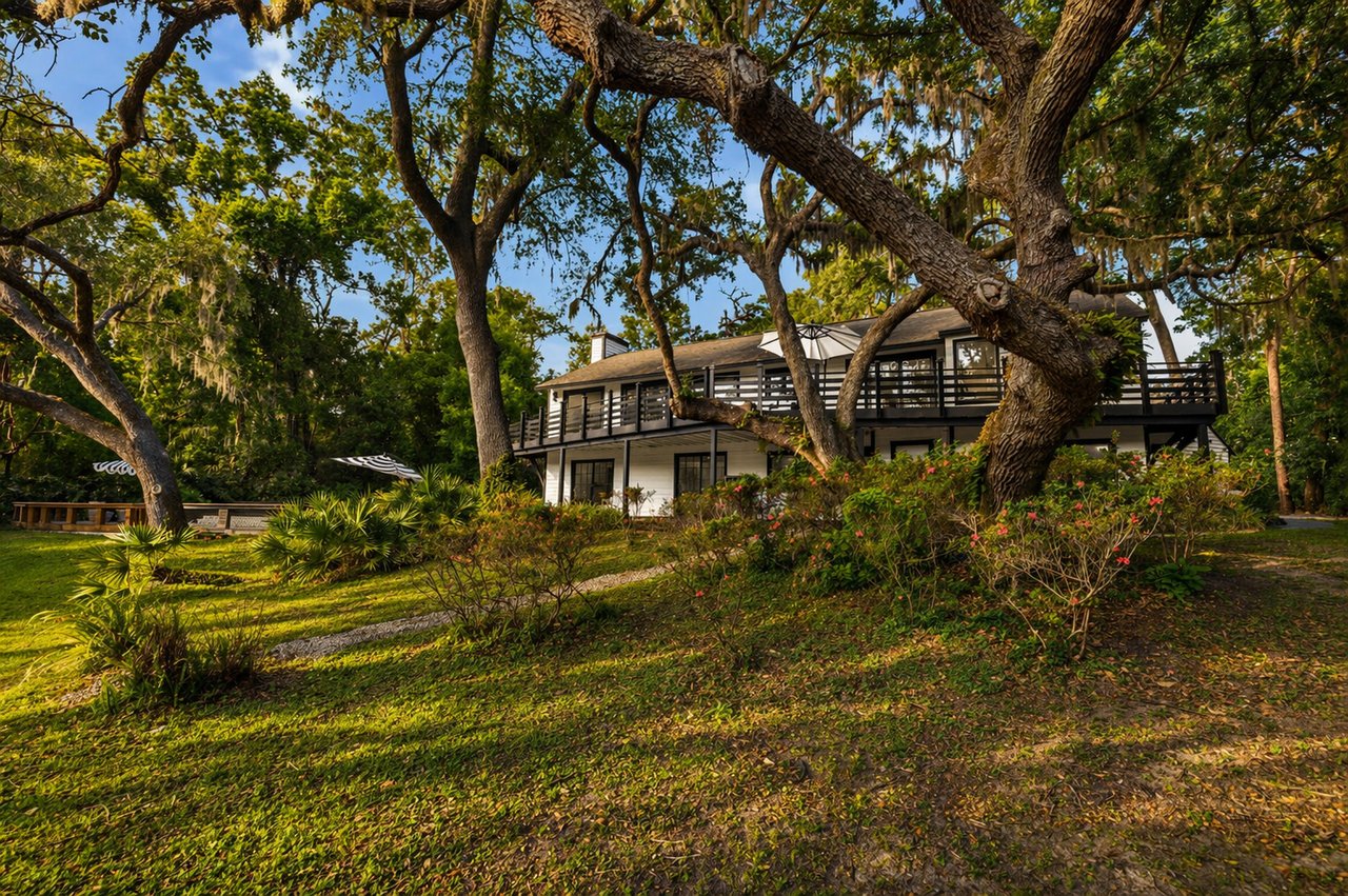 900 Oak Hollow