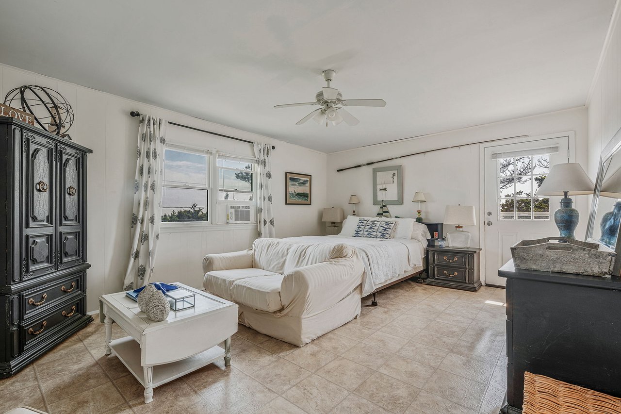 38 W Lighthouse Walk