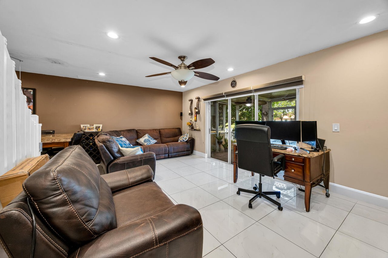Lakefront Townhouse in Pembroke Pines