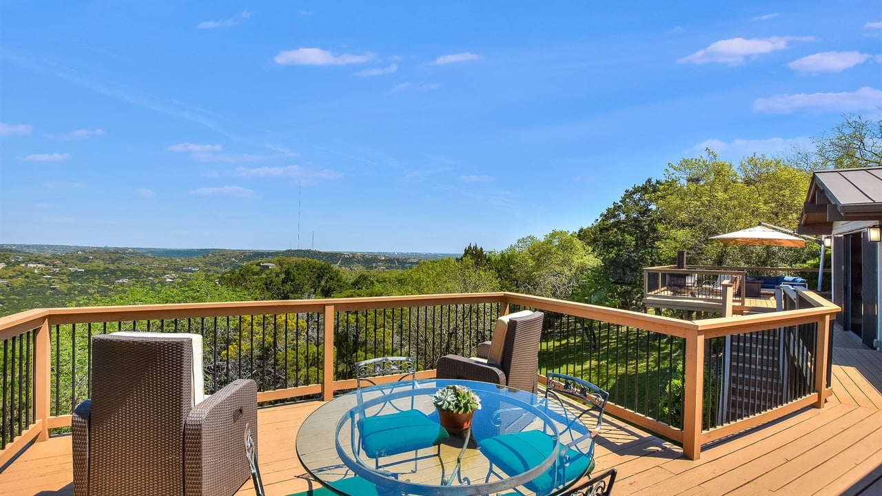 Hilltop Retreat with Panoramic Views