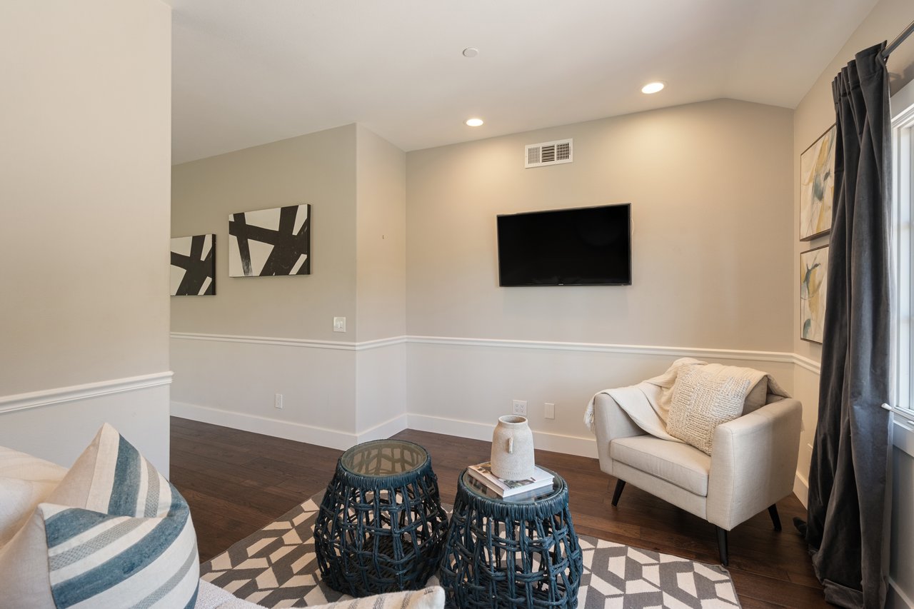 1805 Holly Tree Lane