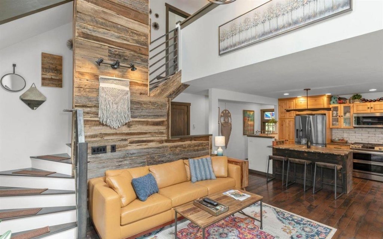 37 Hillside Ln