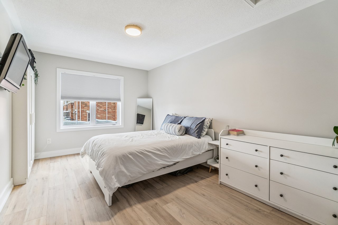 Stylish 2 Bedroom Stacked Townhouse in Oakville's Uptown Core