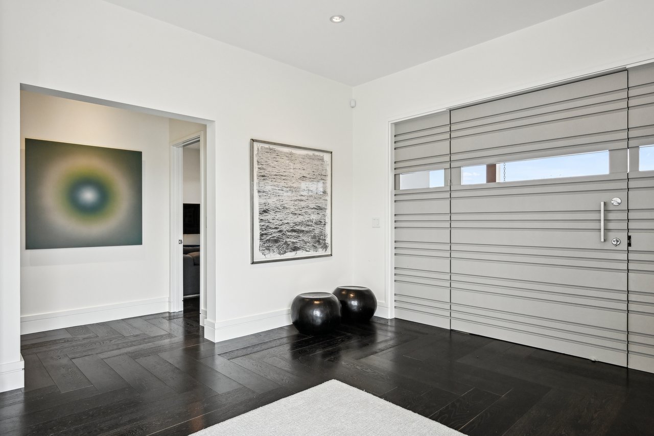 A Waterfront Masterpiece of Modern Luxury