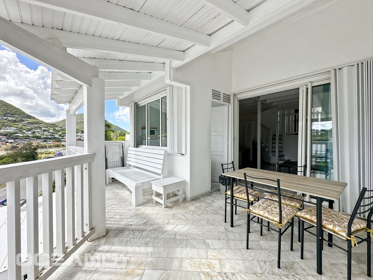 2 bedrooms with a sea view