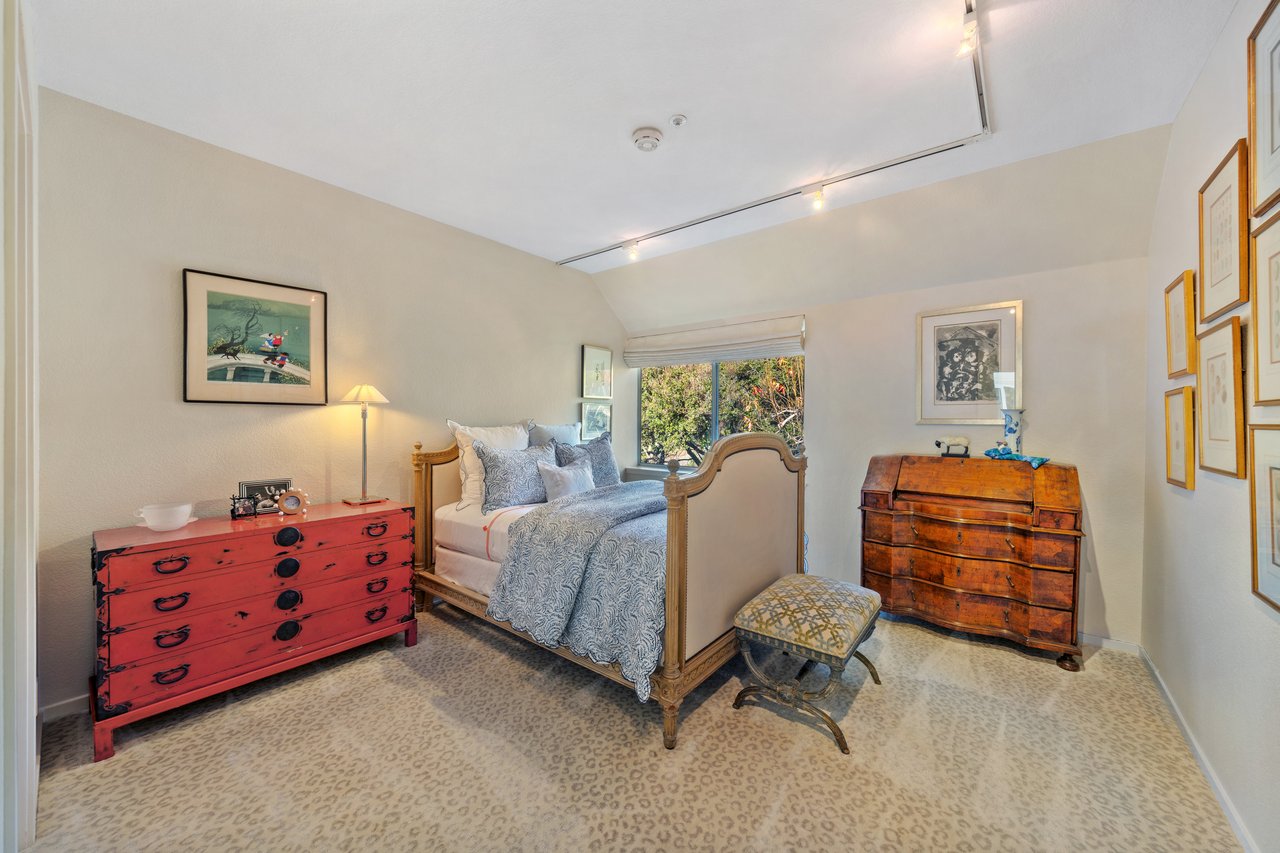 Luxurious End Unit in Point Tiburon