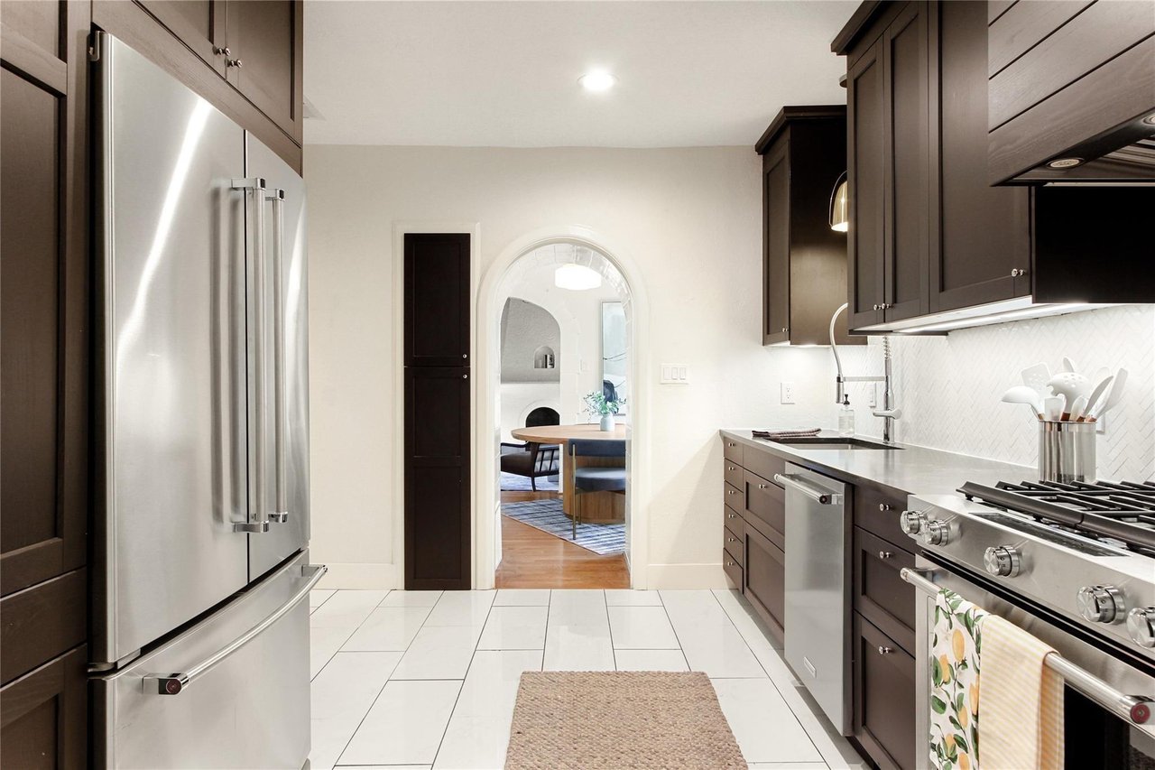 4132 Pershing