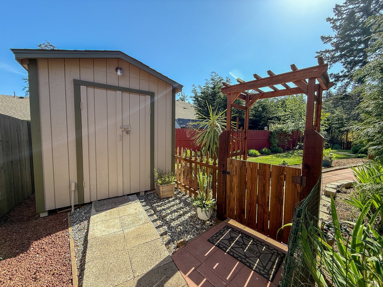 GORGEOUS 3 BEDROOOM HOME + GUEST SUITE IN GREAT EAST BANDON NEIGHBORHOOD!