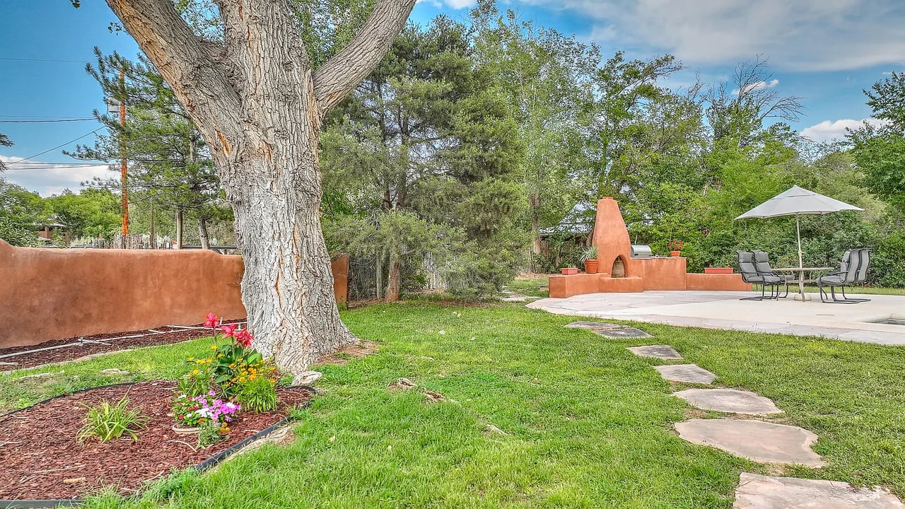 5910 Corrales Rd