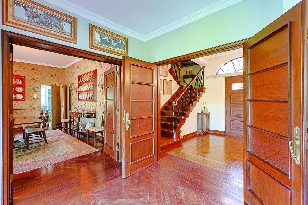 Elegant 10-Bedroom Villa with Sea Views in the Heart of Estoril