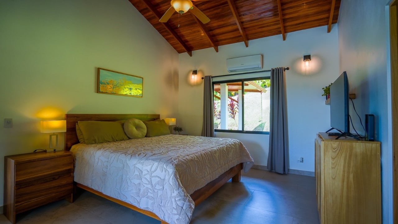 Stunning 2-Bedroom, 2-Bathroom Home with Pool on a Spacious Lot in Ojochal – Calle Papagayo