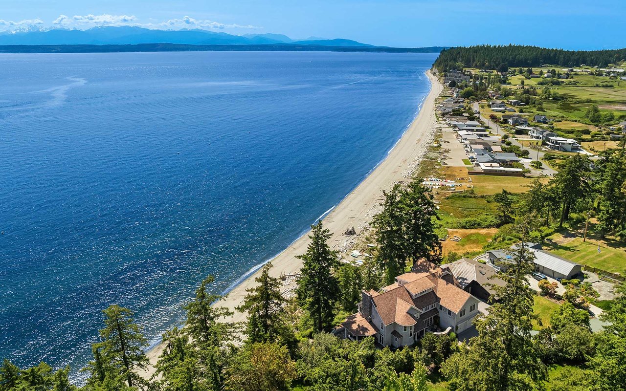Quintessential Coastal Living on Mutiny Bay
