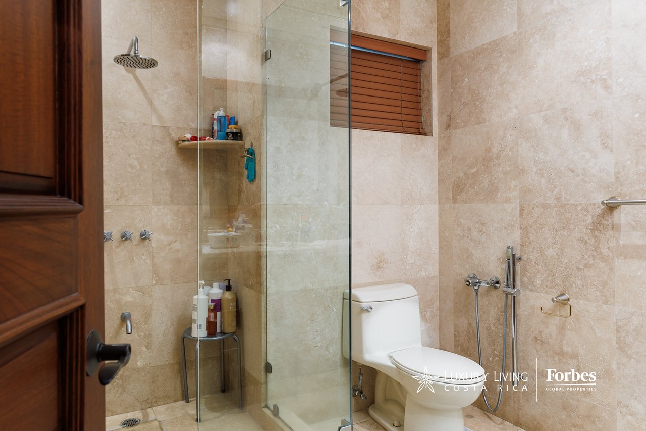 20336 - Luxury 5-bedroom home with an office and terrace in Cerro Alto, Escazú