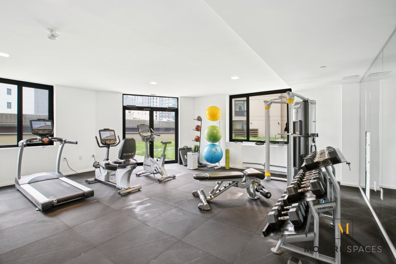 Large 1-Bed in Court Sq, LIC