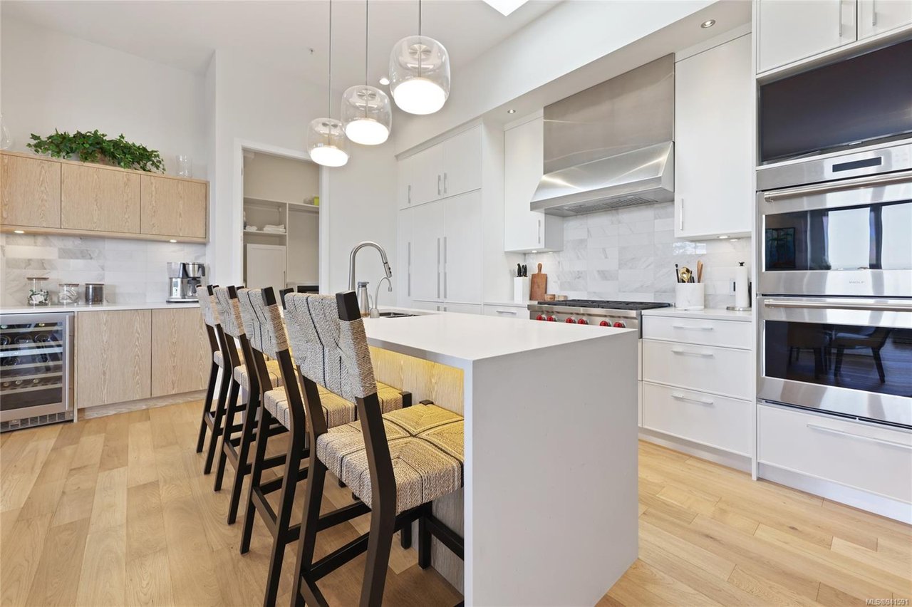 403-1018 Pentrelew Pl