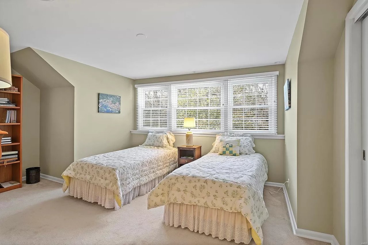 1 Robin Hill Ln