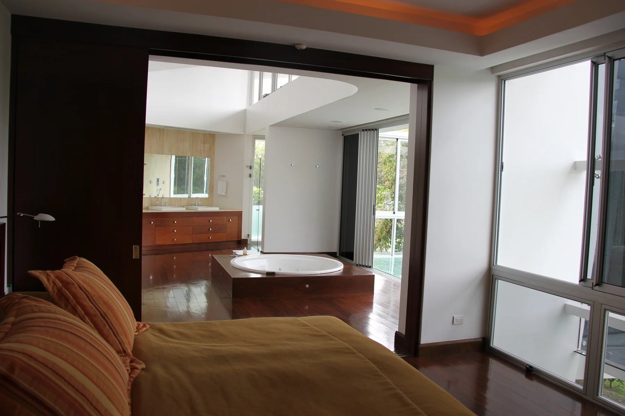 Lakefront Smart Home with Pool, Santa Ana, San Jose