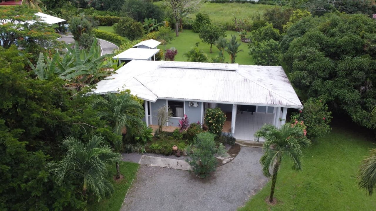 Beautiful 3 bedroom, 2 bathroom home with a 1 bedroom guest apartment and pool in Ojochal.