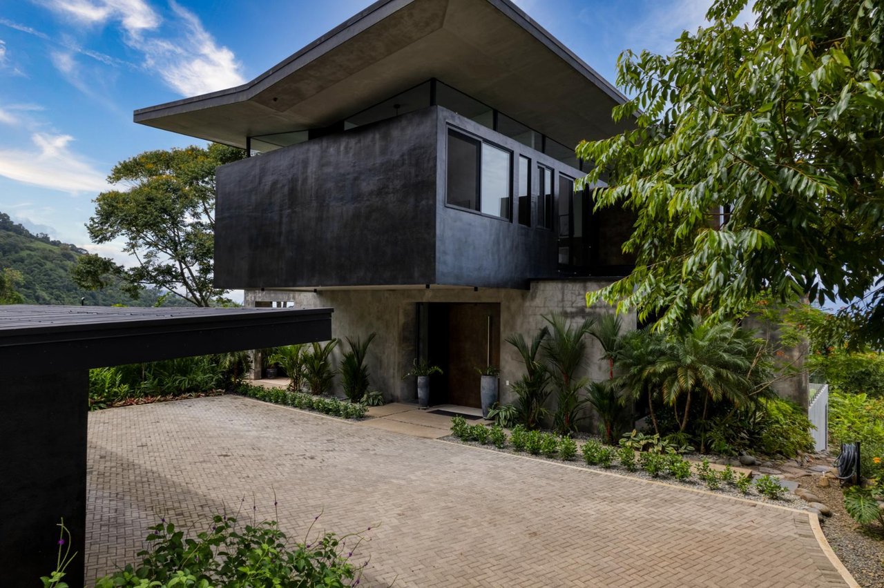 Architectural Whale Tail Villa, Dominical, Puntarenas