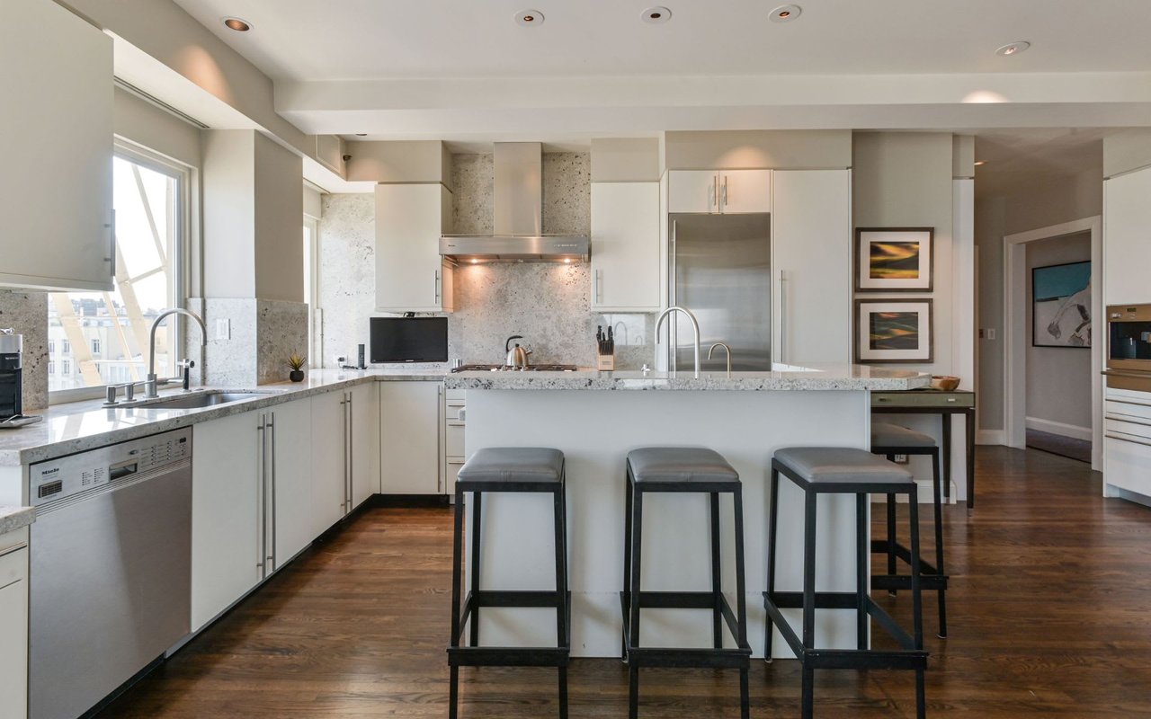  Prestigious Half Floor Apartment on Russian Hill