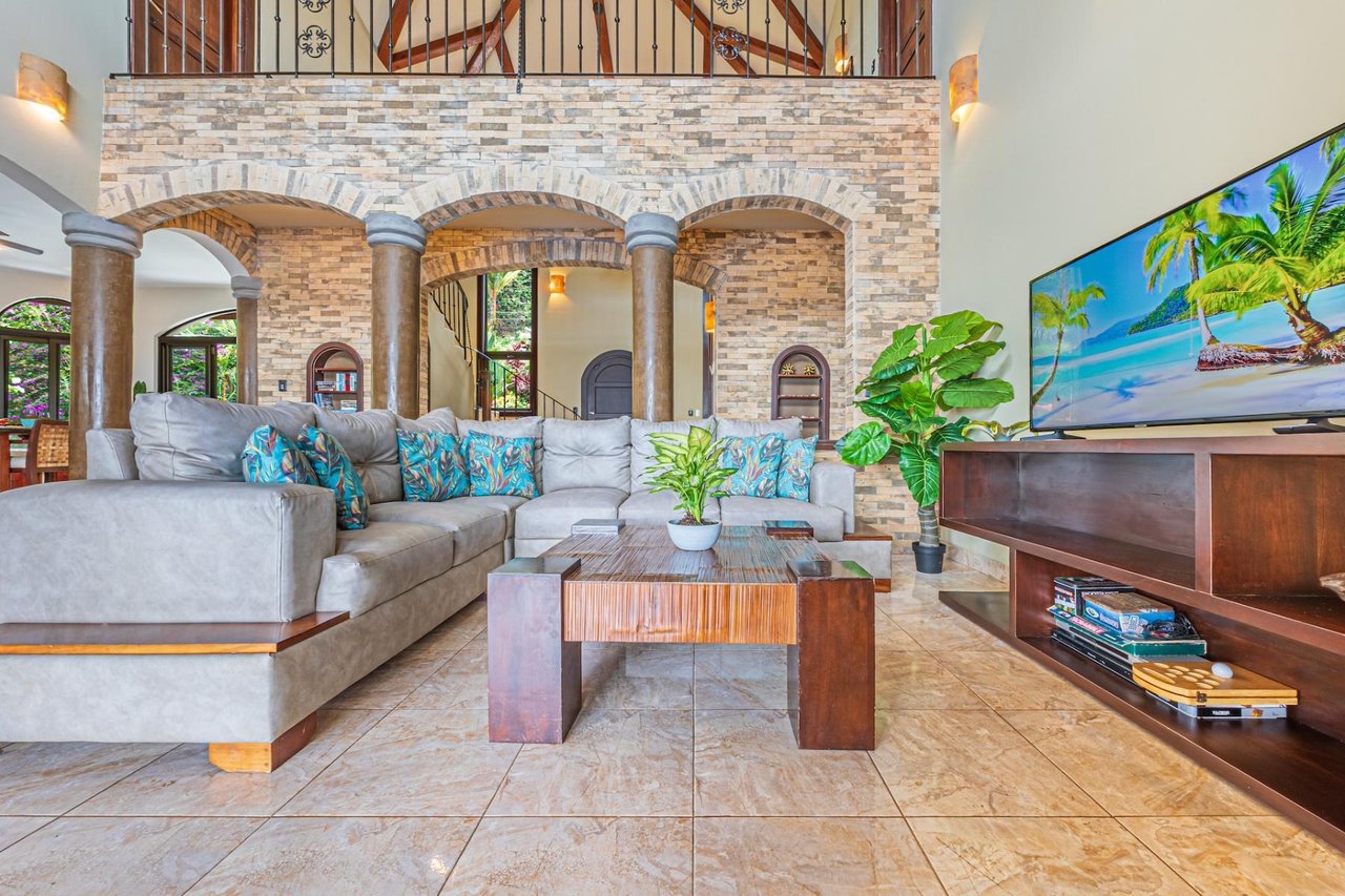 Colonial Oceanfront Rental Estate, Dominical, Puntarenas