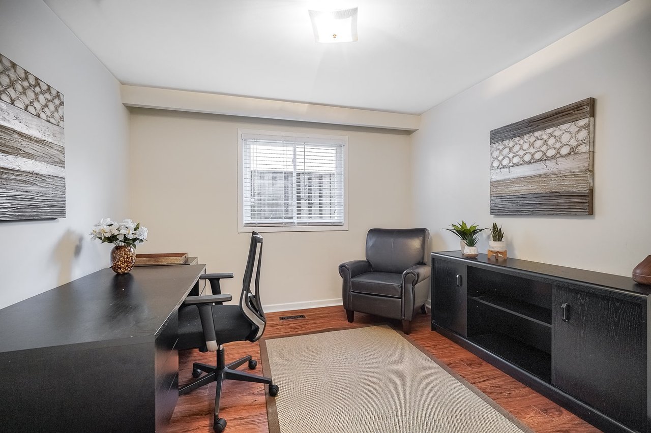268 Mineola Rd E
