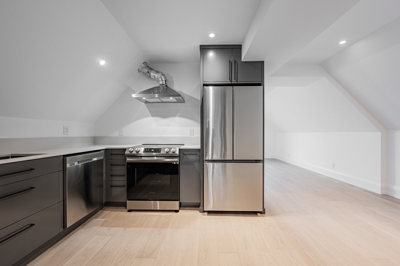 #3RD -607 HURON ST