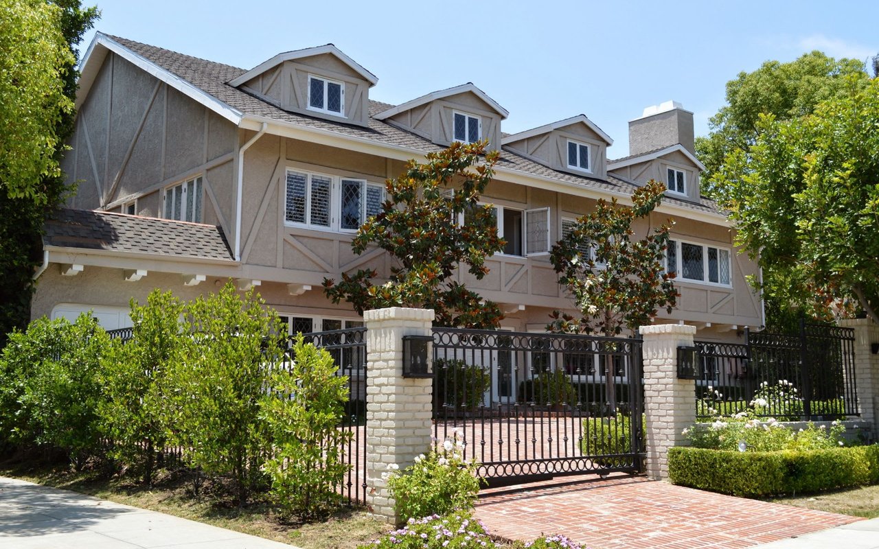 Three Oaks Village Townhomes