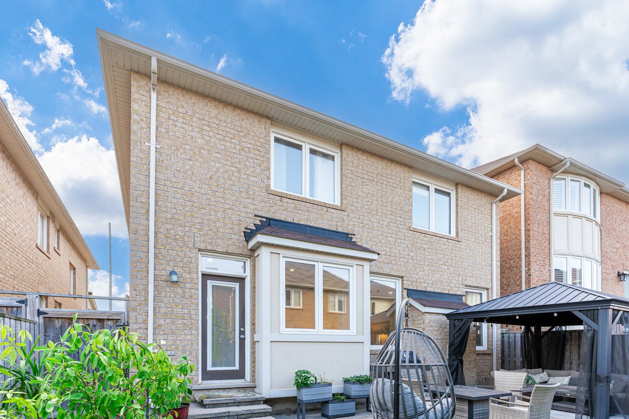 101 Fernglen Crescent