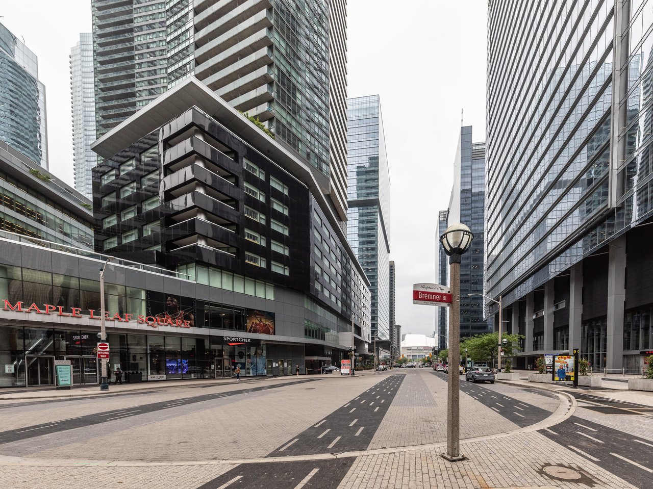 SOUTH SUITE IN MAPLE LEAF SQUARE