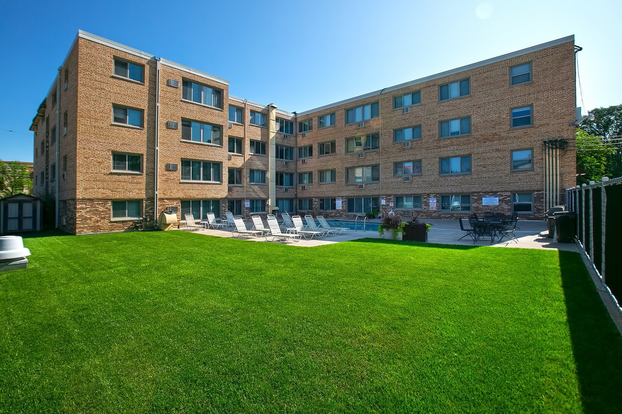 Top Floor Condo in Linden Hills!