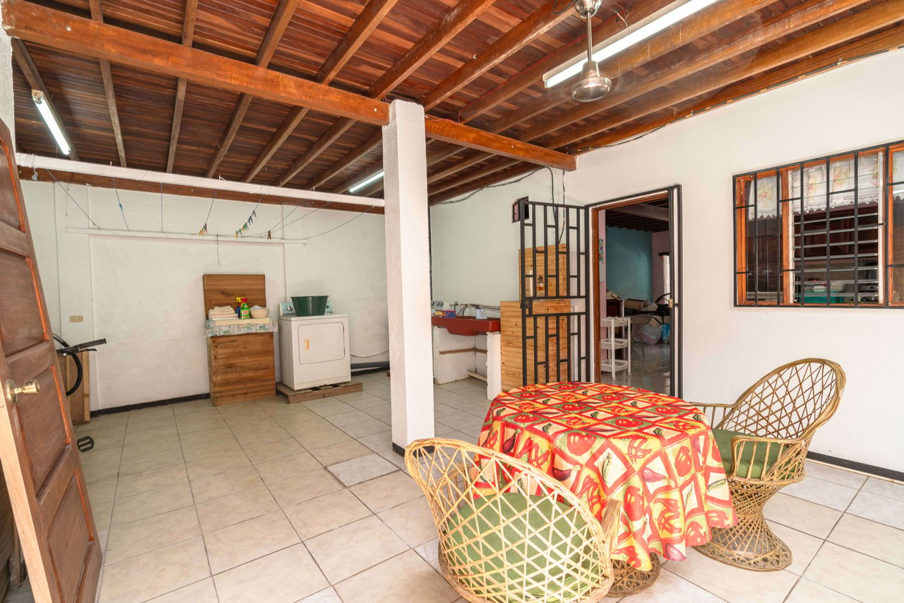 2-Story 4-Bedroom Quepos home, great location!