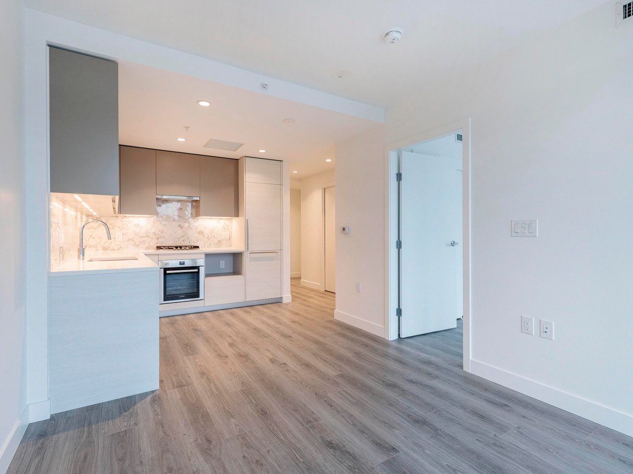 1106-8188 Fraser St