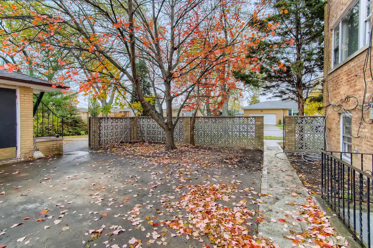 8707 N Oketo Niles, IL  60714