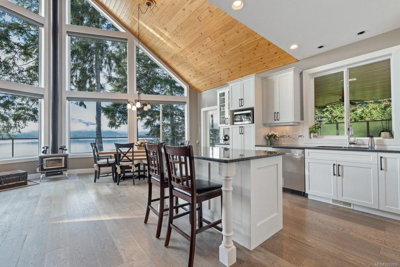 7364 Lakefront Dr, Lake Cowichan