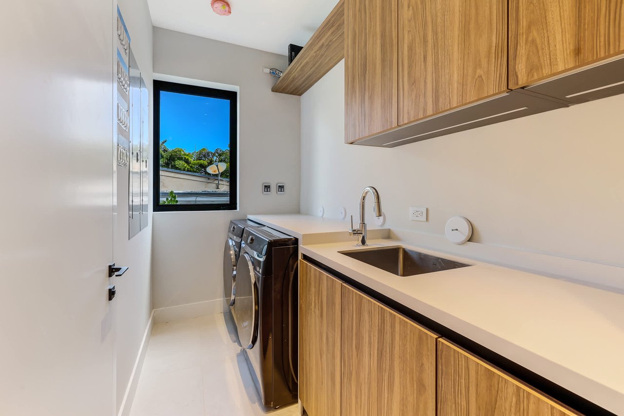 4585 Nautilus Dr