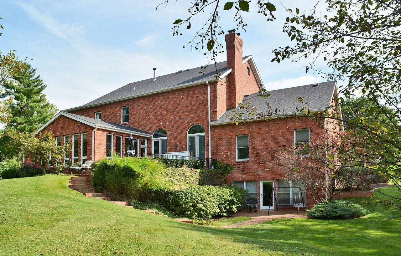 Traditional Frontenac Living on Quiet Culdesac